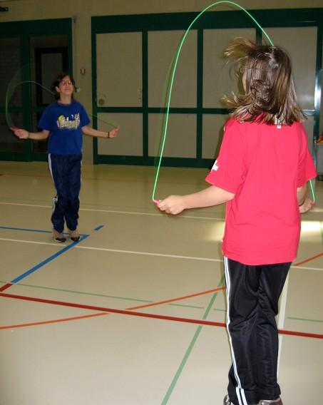 Prtner- bzw. Gruppenformen). Spiel- und Übungsformen b. Cool Down - Entspnnung Aufwärmen und Einstimmung mit dem Einzelseil Bin ich ein A und springen gemeinsm im Einzelseil.