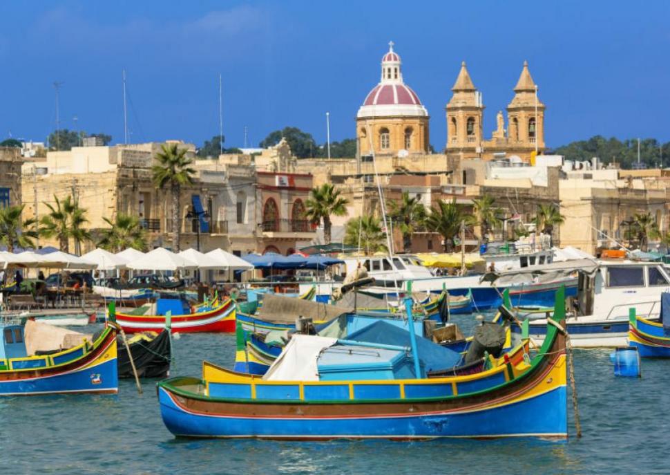 Linienflug nach Malta und Empfang durch unsere Reiseleitung, die uns die gesamte Reise über begleitet. Wir fahren nach Marsaxlokk, einem malerischen, sehr ursprünglichen Fischerdorf.