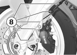 8 108 z Wartung Klemmschraube an Steckachse im Radträger 19 Nm Vorderradständer entfernen. Bremssättel auf die Bremsscheiben aufsetzen.