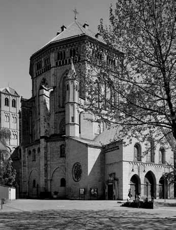 Ursula und der Fronleichnamskirche der Ursulinen Richtung Norden. Mit Groß St. Martin konkurrierte seit dem 15. Jahrhundert der Turm des Rathauses; im 19.