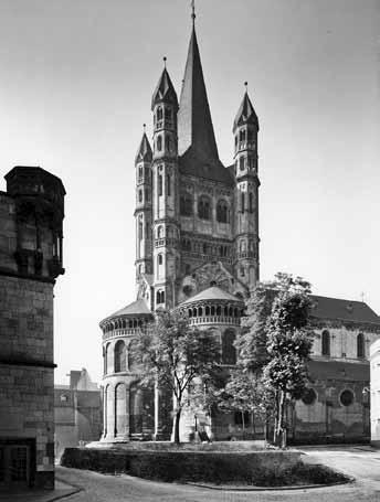 Absolute, konkurrenzlose Dominanten waren seit 1880 die beiden Domtürme sowie der schlanke Dachreiter über dem Kreuzungspunkt der hohen Schiffe der Kathedrale.
