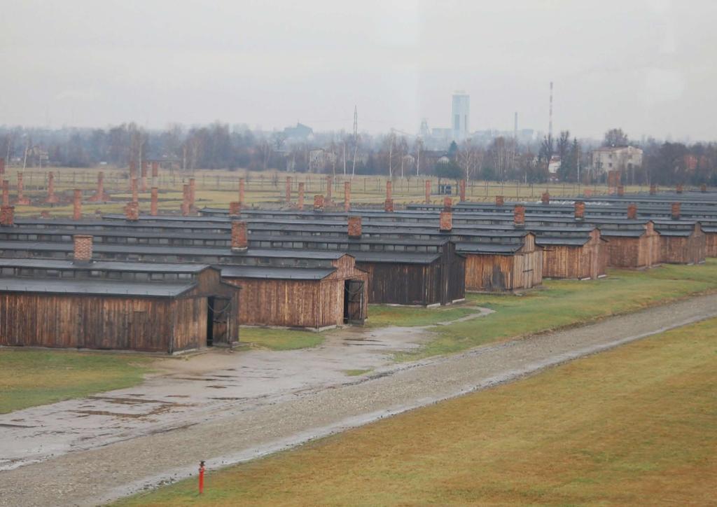 Größte Vernichtungsmaschine Doppelte Dimension: Auschwitz-Stammlager und Auschwitz-Birkenau Bereits kurz nach dem Einmarsch in Polen 1939 wurde schon Anfang 1940 das so genannte Stammlager in