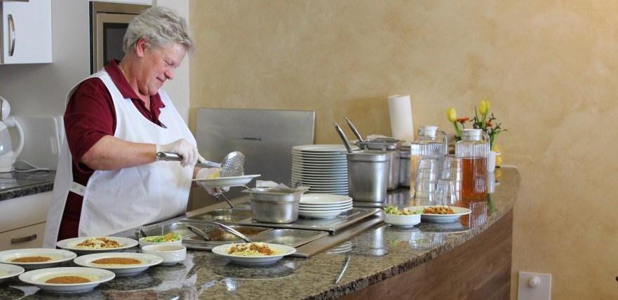 Verpflegung Der Tag beginnt mit einer reichhaltigen, individuellen Frühstücksauswahl. Zum Mittagessen werden täglich zwei Menüs mit Vor- und Nachspeise im Schöpfsystem angeboten.