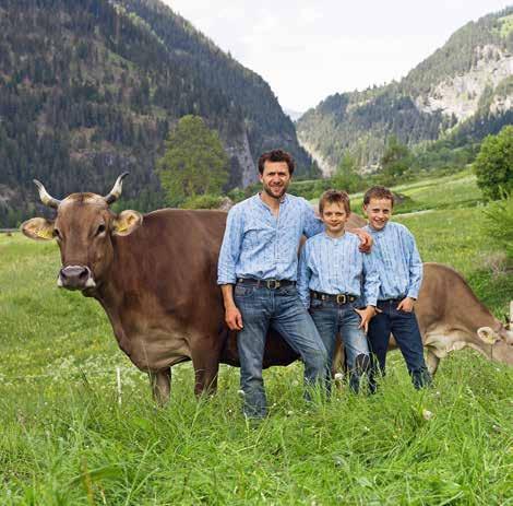 «Ich züchte Schweizer Braunvieh, weil die guten Fundamente und harten Klauen eine ideale Bewirtschaftung meiner Weide flächen erlauben.