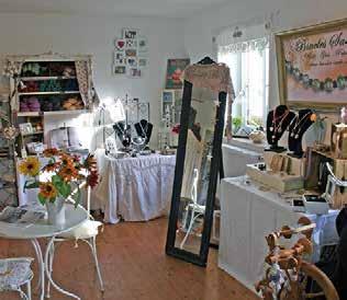 Im Haus befindet sich eine dauernde Verkaufsausstellung von Kunsthandwerkerinnen aus dem Dachauer Land sowie wechselnder