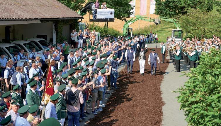 Stockumer ihr Hochfest beginnen: Mit dem Festhochamt am Ehrenmal. Nachdem auch an die Opfer der Weltkriege gedacht wurde, ziehen die Horridux-Schützen den Schützenvogel auf die Vogelstange.