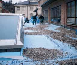 1. Das Umkehrdachsystem in der Planung Oberbau mit Kies, Gründach und Fahrbelag Der Oberbau des Umkehrdaches hängt von der Nutzung des Daches ab.