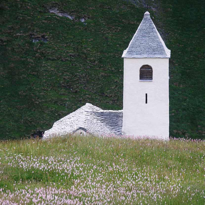 Bild: Thomas Gadmer Stille Schönheiten treffen. Sechs Kirchen, schwarzgebrannte Ställe und typische Walser Streusiedlungen zeichnen das Safiental aus.