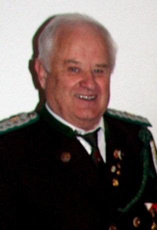 EOSM Ernst Gander zum 85. Geburtstag Als Nachfolger von EBOSM Franz Berger wurde Ernst Gander im Jahre 1990 von der Hauptversammlung der Lienzer Sportschützen zum Oberschützenmeister gewählt.