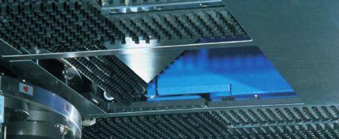 Für lasergeschnittene Teile stehen standardmäßig 2 Teileklappen zurverfügung; 300 mm x 400 mm für ein schnelles Sortieren und 800 mm x 800 mm für größere Teile.