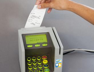 Einzahlung Ihres Betrags Phase1 1 4 Führen Sie Ihre Bancontact-/ MisterCash-Karte mit dem Chip nach unten und nach vorne gerichtet in den Zahlungsterminal ein!