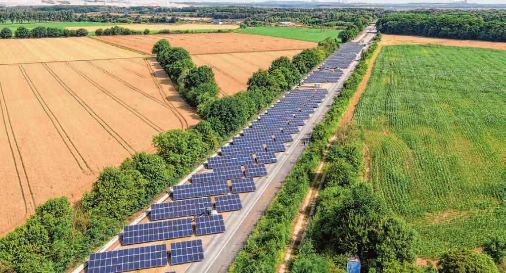 FIRMENREPORT 53 RWE Power und Partner eröffnen 620 Meter lange Solarautobahn auf stillgelegter Trasse Auf der Sonnenseite: Allein die Montage der Solarautobahn mit Hilfe von Westnetz -Auszubildenden