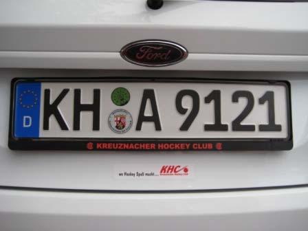 KHC Nummernschilder Träger Das Paar (zwei Stück) kosten 10 Euro und können bei Markus bestellt werden. Markus Rothländer M.Rothlaender@Kreuznacher-Hockey-Club.