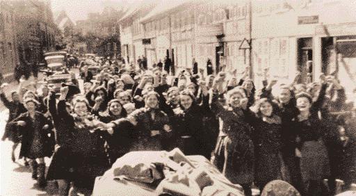30 Häftlinge aus Ungarn Im April trafen Frauen aus den geräumten Außenlagern Porta Westfalica-Hausberge und Fallersleben in Salzwedel ein, sodass die Zahl der Häftlinge auf etwa 3000 anstieg.