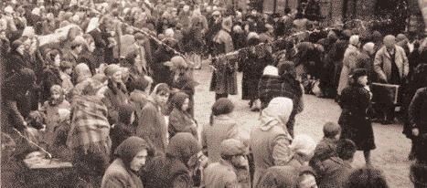 Häftlinge aus Ungarn 5 Jüdische Männer, Frauen und Kinder aus der Karpato-Ukraine auf der Rampe in Auschwitz-Birkenau vor der Selektion. Foto: SS (Bernhard Walter/Ernst Hoffmann), Mai 1944.