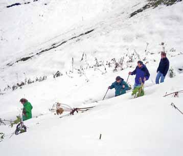 ERLEBNISDORF 5 Hüttenwirtin Gabi Braxmair vor dem legendären Krottenspitzgrat. Mitunter wird der Abstieg ins Tal bei geschlossener Schneedecke angetreten. schwer.