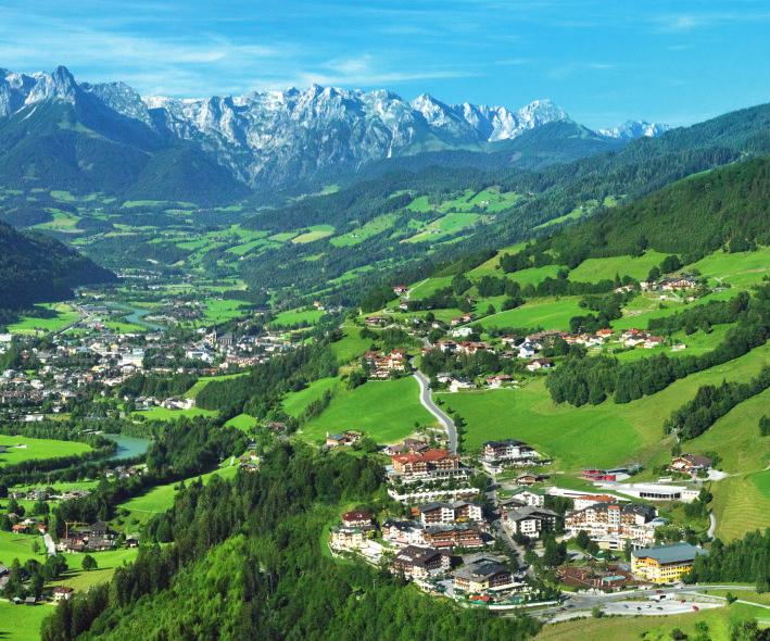 D as AlpenSchlössl in faszinierender Panoramalage! K INDERSPIELPLATZ GONDELSTATION A LPENS CHLÖSSL Sankt Johann mit dem Ferienparadies Alpendorf (800 m). D as Alpendorf vielfältig und erlebnisreich.