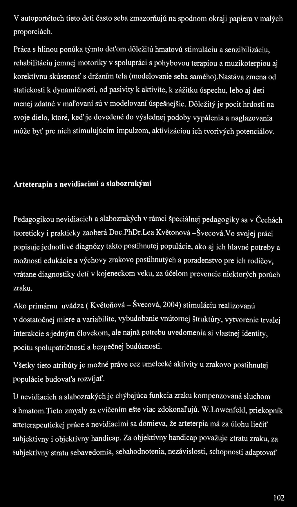 V autoportétoch tieto deti často seba zmazorňujú na spodnom okraji papiera v malých proporciách.