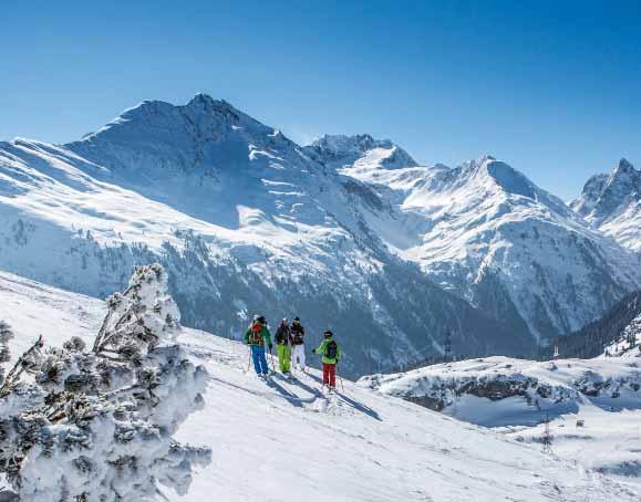 In die Skigebiete Im Winter werden in der Ferienregion TirolWest zahlreiche Skibusse in die umliegenden Skigebiete angeboten.