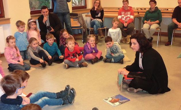 TREFFPUNKT BÜCHEREI Bücherei als lebendiger Ort ASCHACH Vorlesestunde mit Dorothee Bär (MdB) Dorothee Bär (MdB) begeisterte die Kinder beim Vorlesen Im ganzen Land hieß es beim Bundesweiten