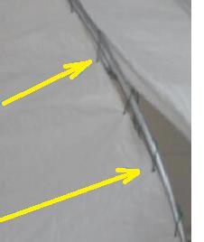 Schnüren Sie mit Hilfe der Seile die Dachplane mit der Eingangsplane entlang der Bogenrohre am Eingang fest.