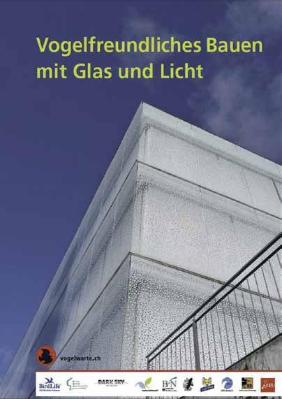 Die Broschüre Vogelfreundliches Bauen mit Glas und Licht der Schweizerischen Vogelwarte Sempach zeigt an vielen praktischen Beispielen die vogelfreundliche Gestaltung von Glas an Gebäuden.