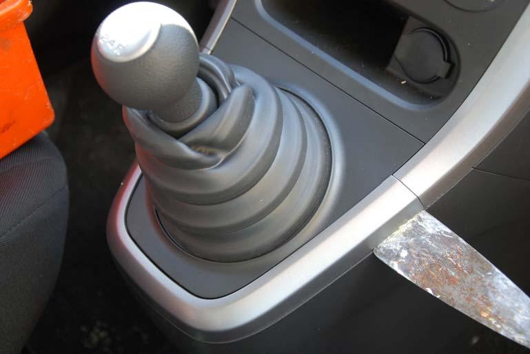 Suzuki Splash Autoradio-Einbau Die beste Ehefrau aller Zeiten hatte sich bereits im Herbst 2008 in den Kleinen von Suzuki verliebt.