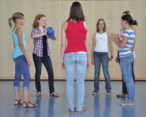 74 Übungs- und Spielesammlung Mastermind 7 min Für dieses Spiel benötigt man einen Ball. Die Schüler bilden gruppenweise Kreise (Gruppengröße ca. 8 12 Schüler).