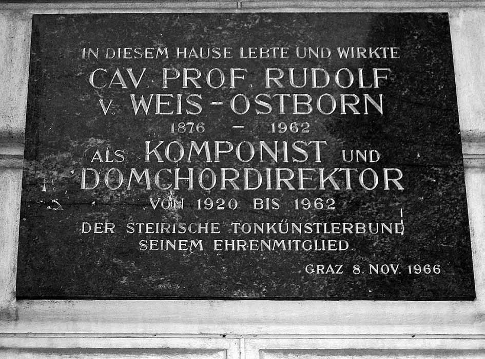 ZGODOVINA ZA VSE leto XVII, 2010, št. 1 Spominska plošča Rudolfu von Weis-Ostbornu, odkrita leta 1966 na pročelju hiše v Burggasse 5 v Gradcu, diskretno navaja tudi njegov plemiški predikat (foto: B.