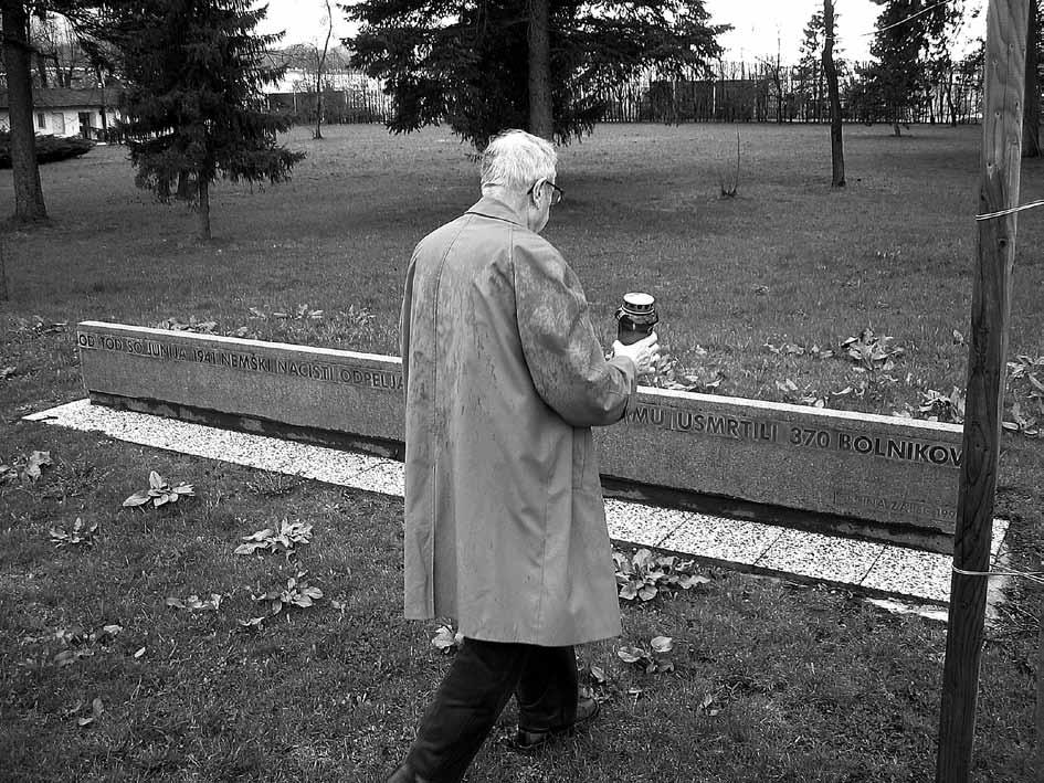 ZGODOVINA ZA VSE leto XVII, 2010, št. 1 Mayerjev mrzli nečak polkovnik Egon Ehrlich pred spomenikom evtanaziranim bolnikom pri graščini Novo Celje, edinim pomnikom na Karla Mayerja (foto: B.