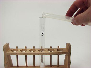 Wiege 6 g Natriumthiosulfat auf einer weiteren Uhrglasschale ab und gib dieses in Reagenzglas 3 (Abb. 2).