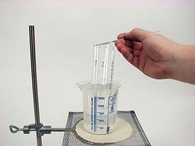 Durchführung Durchführung Ablauf Stelle Reagenzglas und 2 in den auf Raumtemperatur befindlichen Laborbecher (Abb. 7).