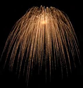 Ebenso wird der Effekt von unseren Pyrotechnikern zur abwechslungsreichen Gestaltung von Kombinationsfeuerwerken verwendet. Goldener Regen KB Kaliber 3, Steighöhe ca. 110 Meter, Effekt- ca.