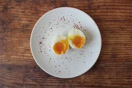 5 Drei-Minuten-Ei: Genügend vorgesalzenes Wasser mit 1 EL weissem Essig erhitzen. Die Eier sachte in das kochende Wasser legen, damit sie nicht kaputtgehen.