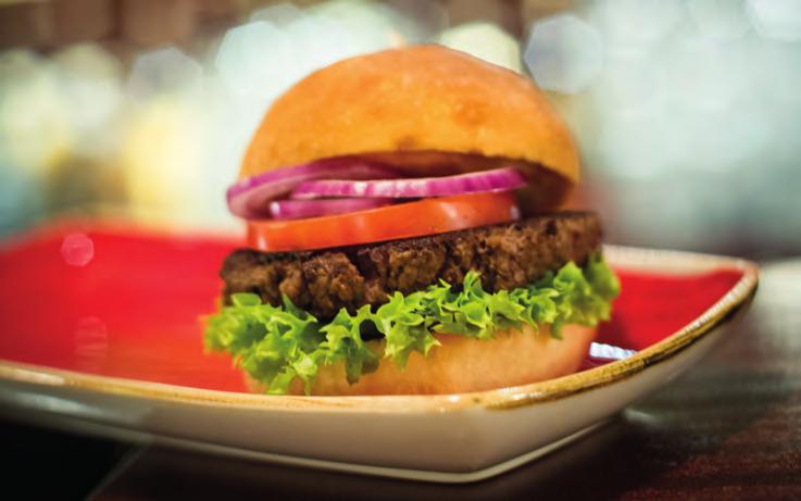 Dadurch entsteht ein saftiger und lose geformtes Burger Patty das mehr an ein handgemachtes Produkt erinnert, als an einen Standardtiefkühlburger.
