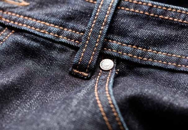 Indholdet af elastomultiesther sikrer god komfort og en perfekt pasform. Foran er der jeanslommer samt en møntlomme, mens der bagpå er klassiske påsatte jeans-baglommer.
