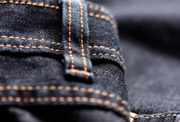 Kvalitet: 93% bomuld, 7% elastomultiesther Modern DE: Jeans in modern fit aus dunkelblauem Denim-Stoff in klassischem Jeans-Look, Nähte in verbranntem Braunton, die den
