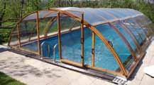 Ausstattung der Pool-Überdachung Premium : - Oberflächenbehandlung der Konstruktion in Holzdekor - extra flache begehbare Schienenanlage mit eloxierter Oberfläche - Die Konstruktionselemente bestehen