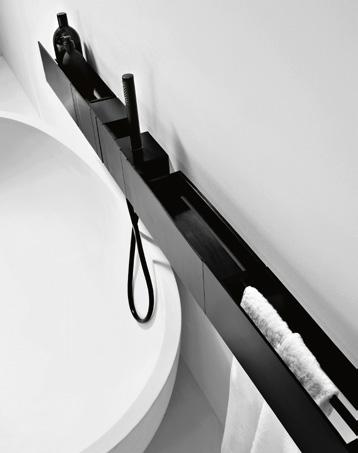 Ein doppelter Vorschlag für die Badewanne: ein komplettes modulares System von Armaturen und Zubehör für Wandmontage, oder eine Standarmatur, aus einem einzigen Element im minimalistischen, den Raum