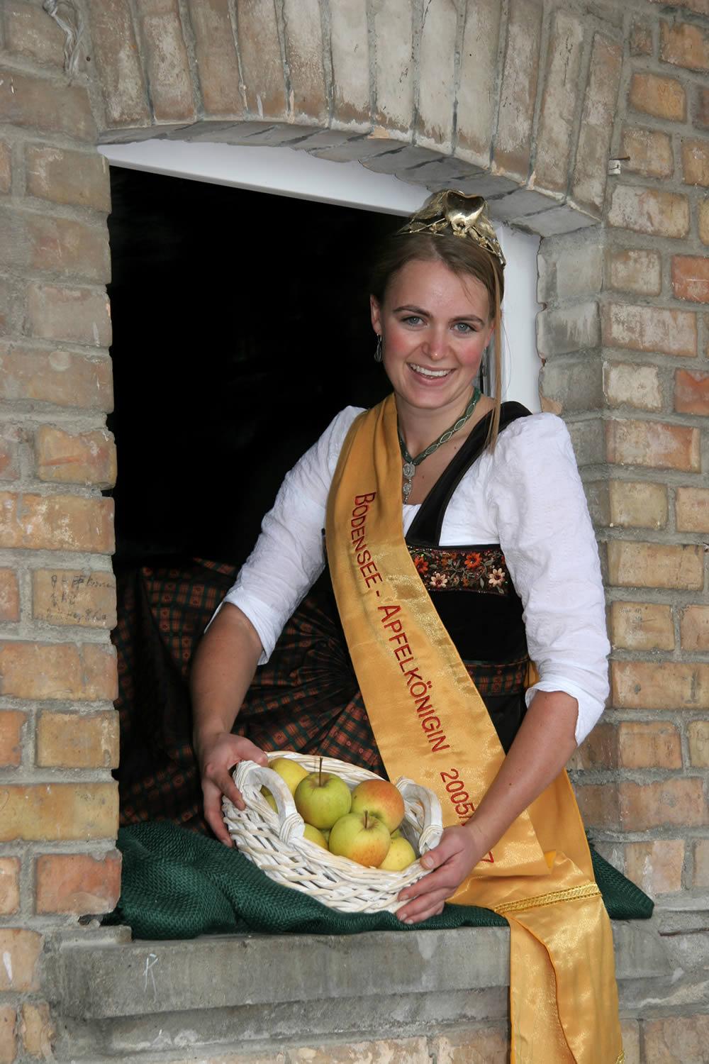 Bayerischer Apfeltag 2006 Bettina Gleichauf Bodensee-Apfelkönigin 2005/2007 Ansprechpartner: Obst