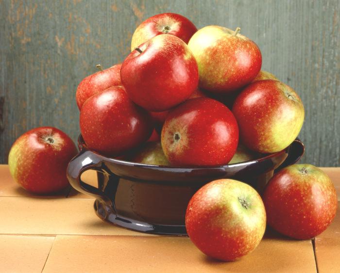 Äpfel sind 1. Immer griffbereit und einfach zu genießen, deshalb die ideale Zwischenmahlzeit. 2. Von der Natur bereits umweltfreundlich verpackt, denn die Apfelschale lässt sich mitessen. 3.