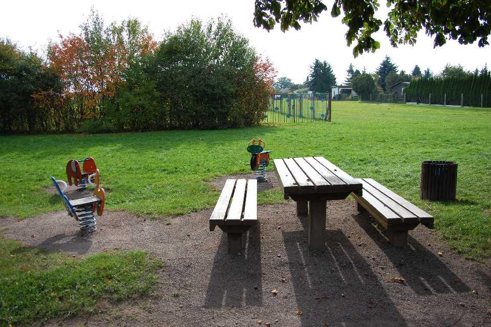 Viele Sitzmöglichkeiten laden zu einem Picknick ein, während die Kleinen