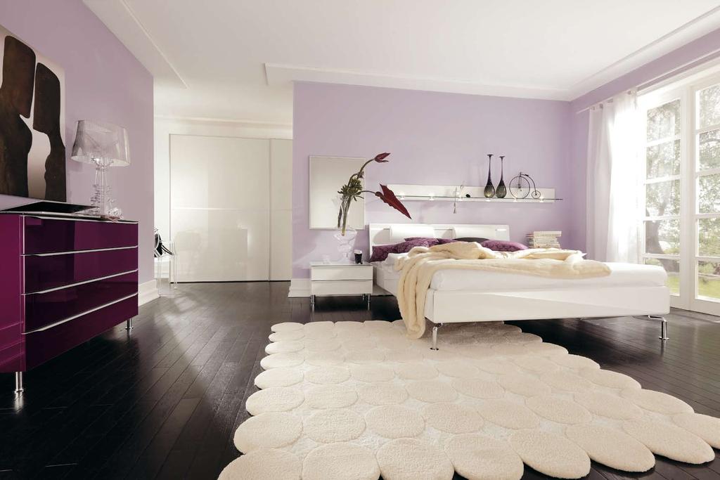 Schlafzimmer METIS plus 241 Reines Weiß trifft aufregendes Violett. Sie träumen von einem weißen Schlafzimmer? Hier ist es.