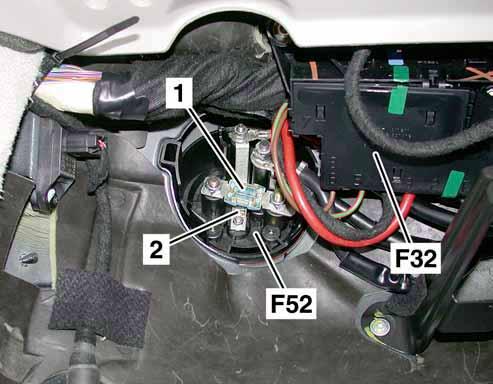Durchkontaktierung Sicherung (F52) Anordnung Die Durchkontaktierung Sicherung (F52) ist neben der Vorsicherungsdose vorn (F32) im Beifahrerfußraum unter der Gerätehalteplatte angeordnet.