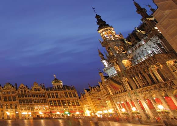 Der Grand Place mit seinem gotischen Rathaus (links) ist Brüssels Herz und Highlight. Im Maison du Roi (rechts) hat der König übrigens nie gewohnt.