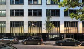 Zusätzlich betreibt die Europäische Kommission eine aktive Immobilien- und Standortpolitik, die sich insbesondere im Quartier Leopold in den Aspekten Architektur, Erreichbarkeit und Gebäudequalität
