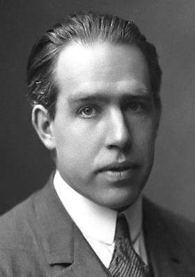 Zusammenfassung II Heisenberg im Gespräch mit Niels Bohr (18851962): Ich fragte Bohr daher: Wenn die innere Struktur der Atome einer anschaulichen Beschreibung wenig zugänglich ist [.