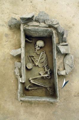680 vor heute (14C-Datum) Foto: Juraj Lipták 08 Bestattung der Glockenbecherkultur mit