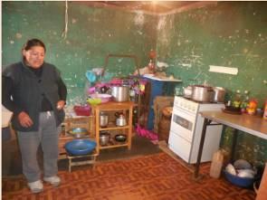 Persönlichkeit entwickeln. Familienbesuche Edwin Flores, Mitarbeiter der Initiative Esperanza, führte zahlreiche Familienbesuche durch.
