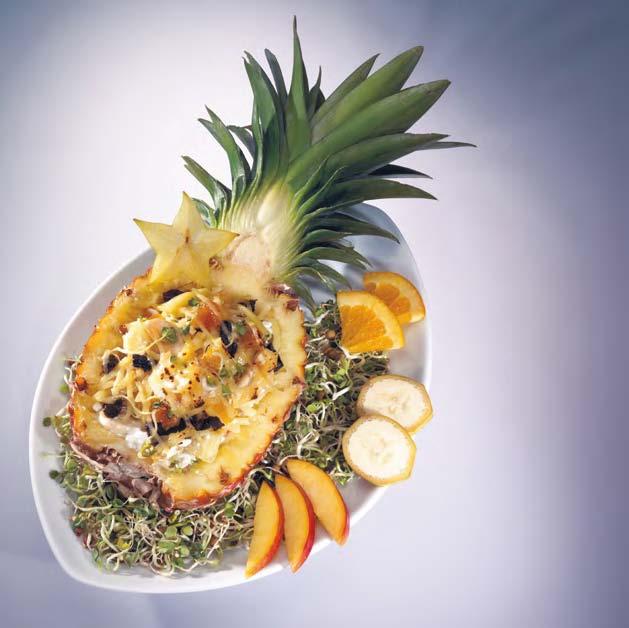 44 45 Gefüllte überbackene Ananas Zutaten & Zubereitung: 2-3 EL Original BioSnacky Gourmet-Mischung 3-5 Tage keimen lassen. 2 mittelgroße Ananas halbieren und vorsichtig aushöhlen.